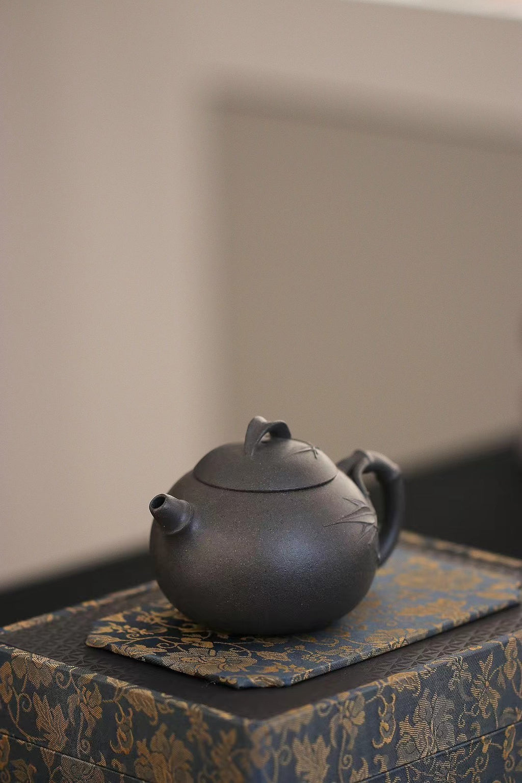 Wen Zhu Hu   160cc - Yixing Zisha Purple Clay Teapot