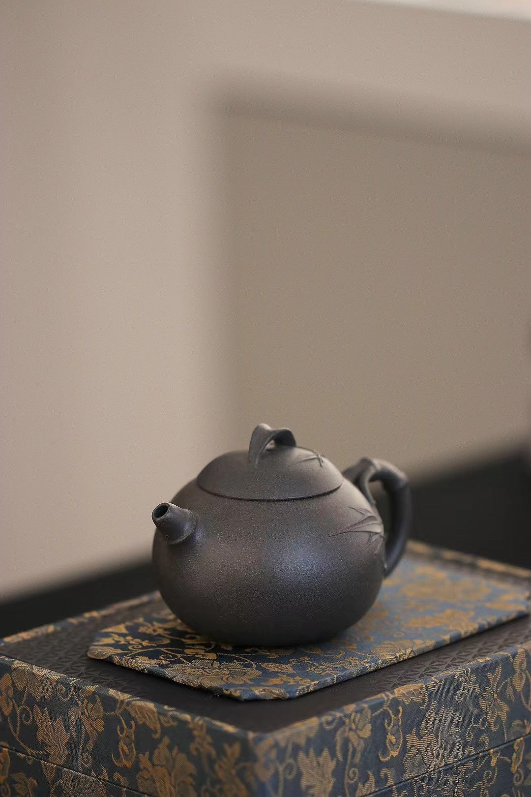 Wen Zhu Hu   160cc - Yixing Zisha Purple Clay Teapot