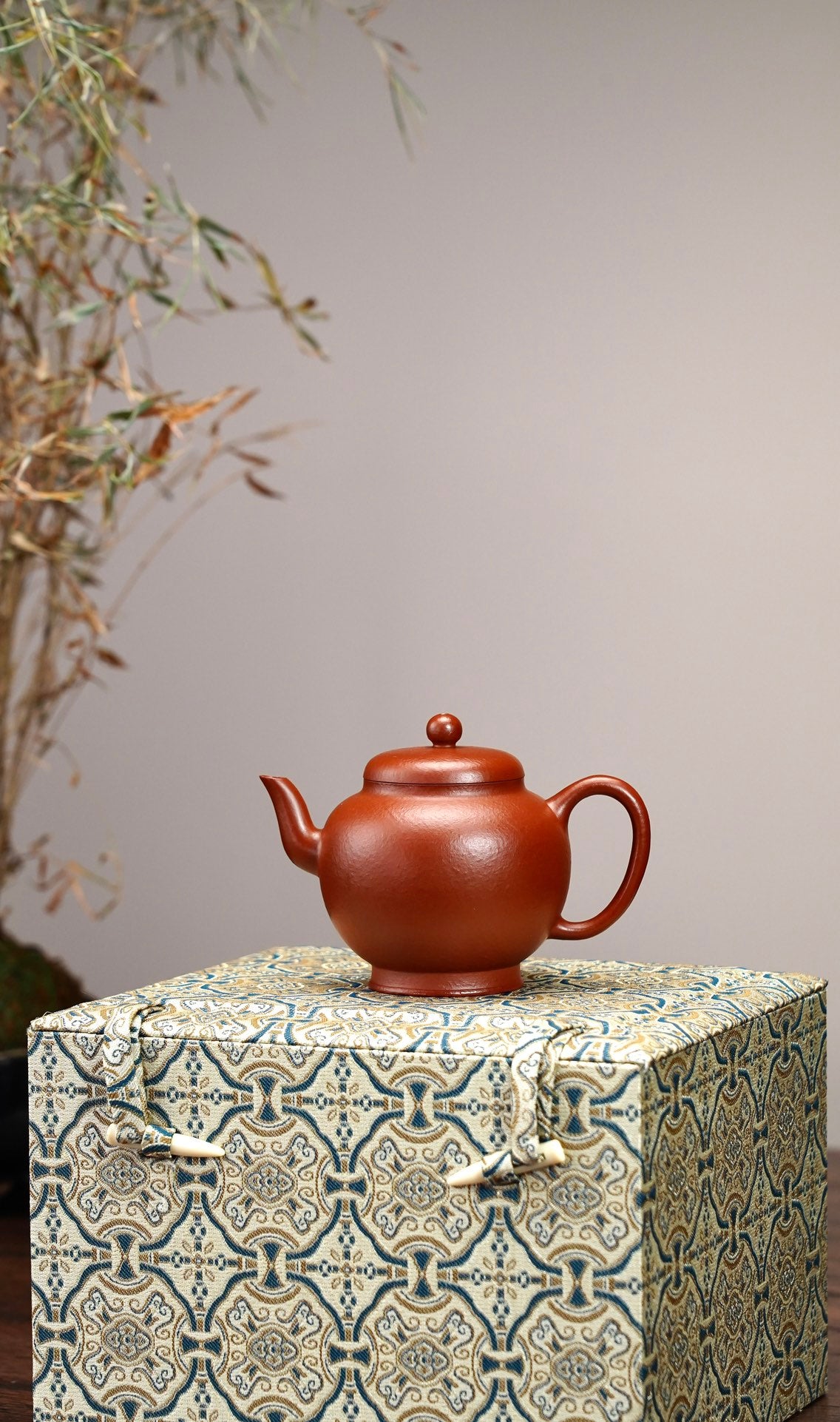 Nan Zhou Gao Shan  160cc - Yixing Zisha Purple Clay Teapot
