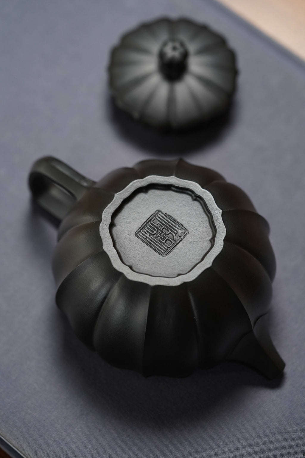 Wan Deng  280cc - Yixing Zisha Purple Clay Teapot