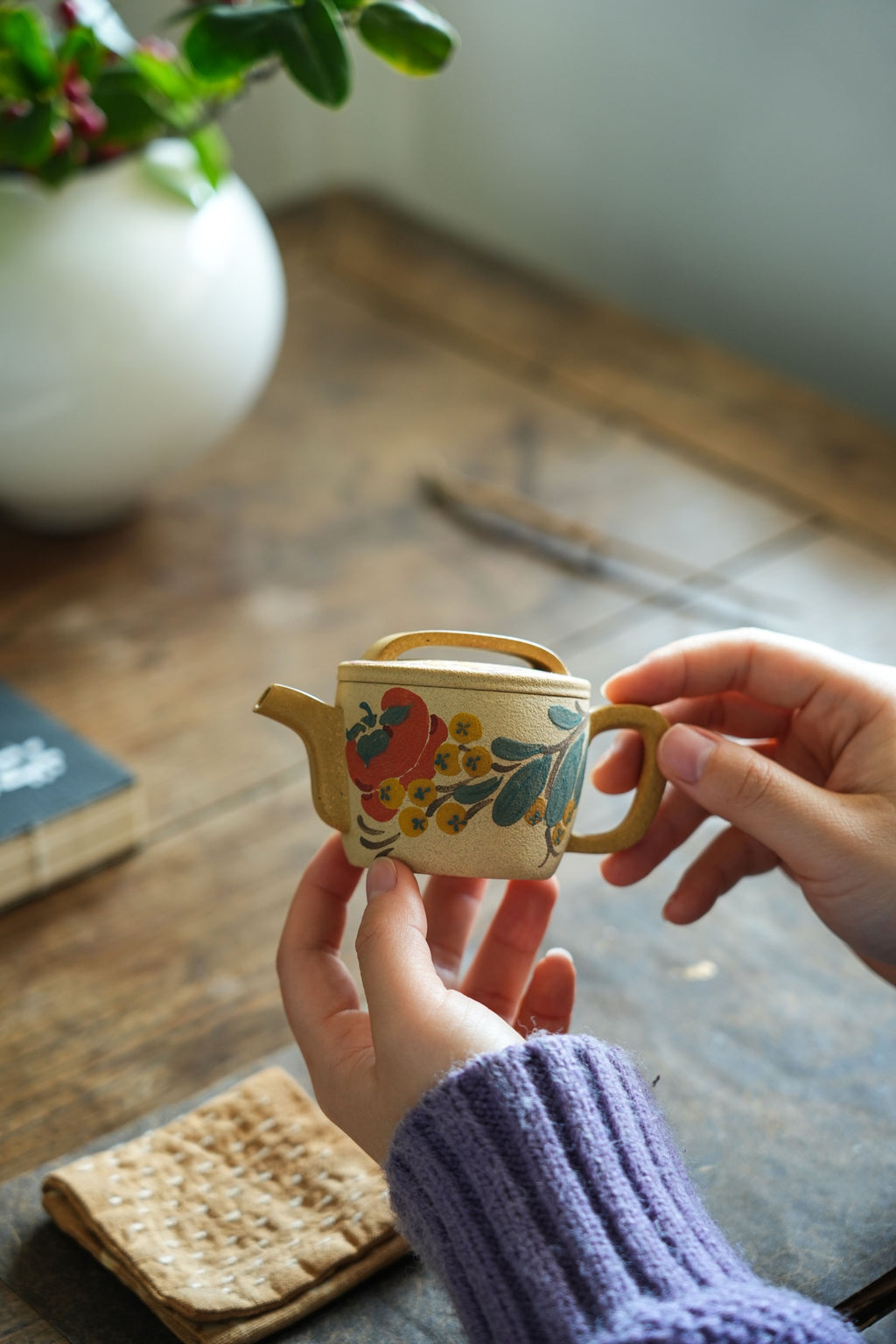 Shi Shi Ru Yi   120cc - Yixing Zisha Purple Clay Teapot