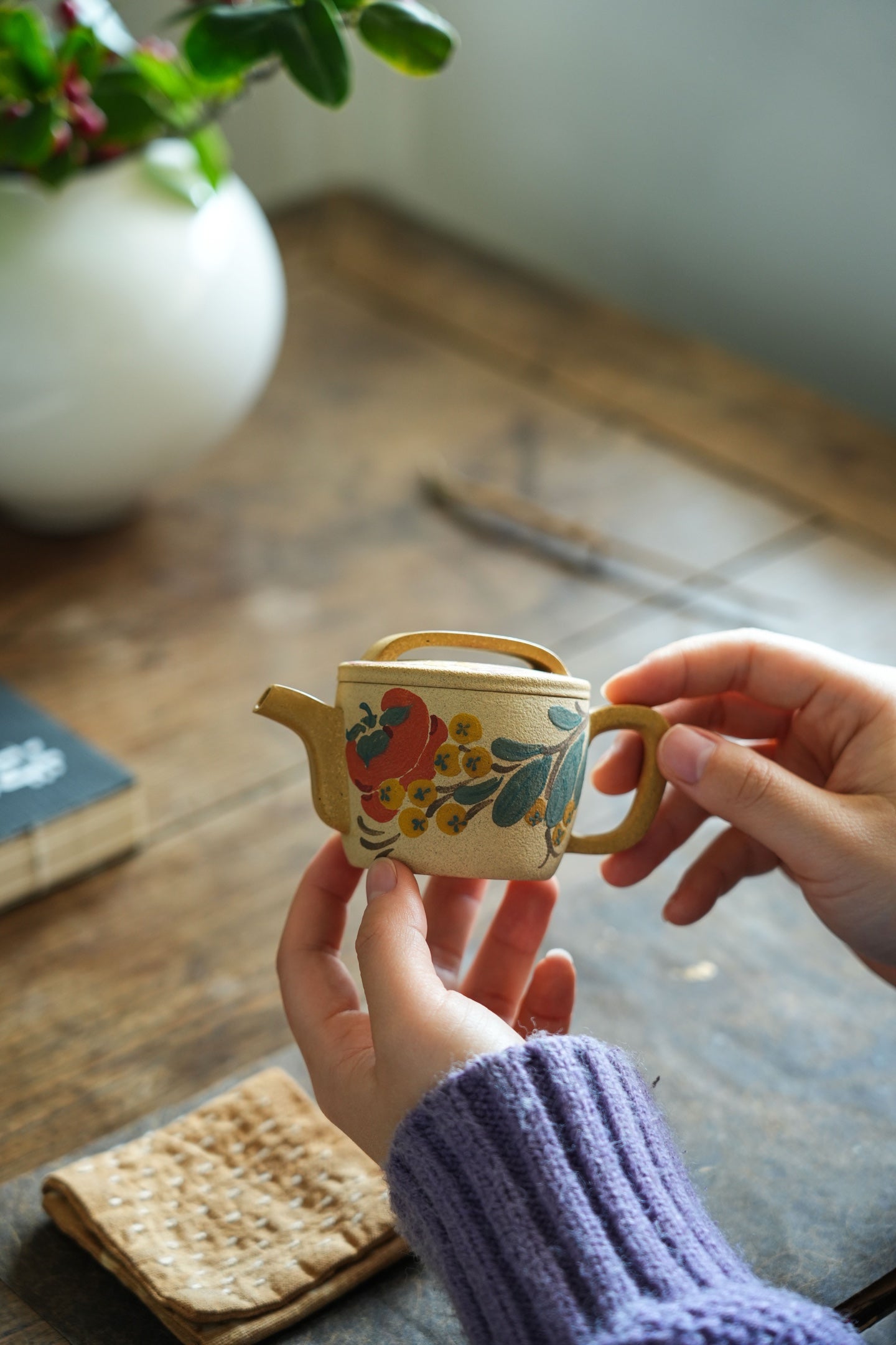 Shi Shi Ru Yi   120cc - Yixing Zisha Purple Clay Teapot