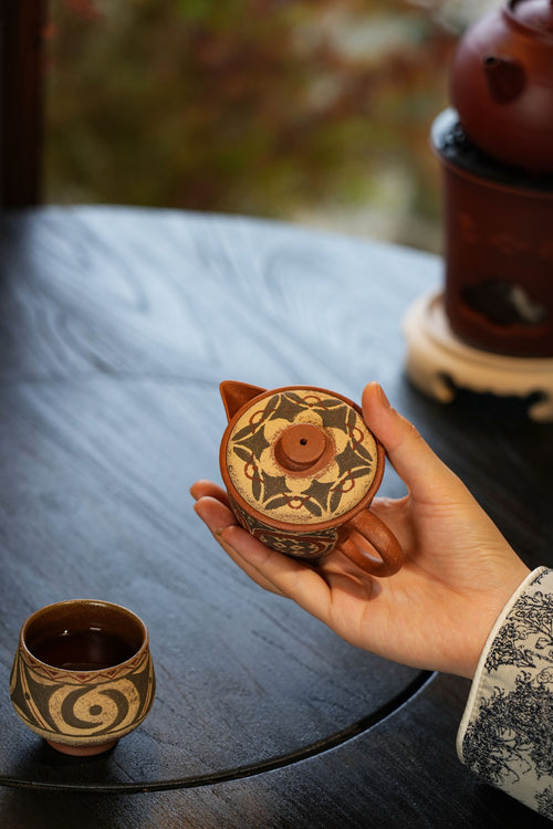 Cai Tao Xu Yu    130cc - Yixing Zisha Purple Clay Teapot