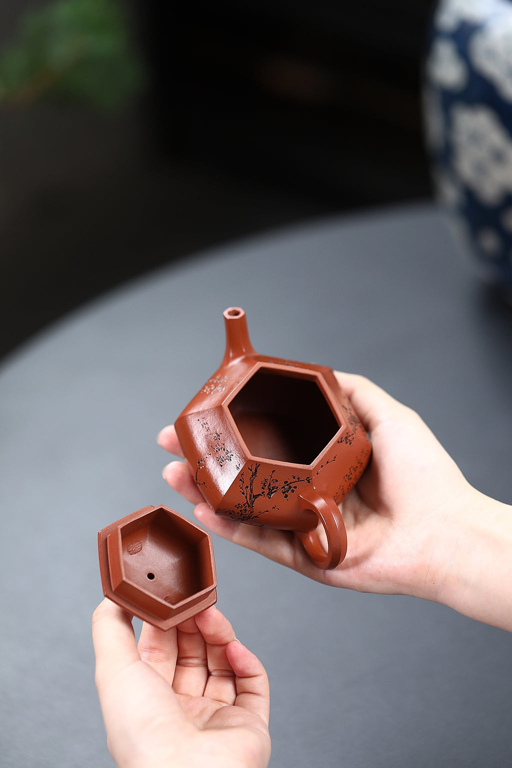 Liu Fang Rong Tian   150cc   - Yixing Zisha Purple Clay Teapot