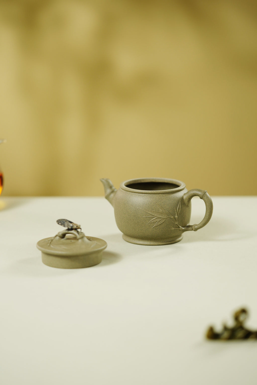 Zhu Yi Hu    150cc   - Yixing Zisha Purple Clay Teapot