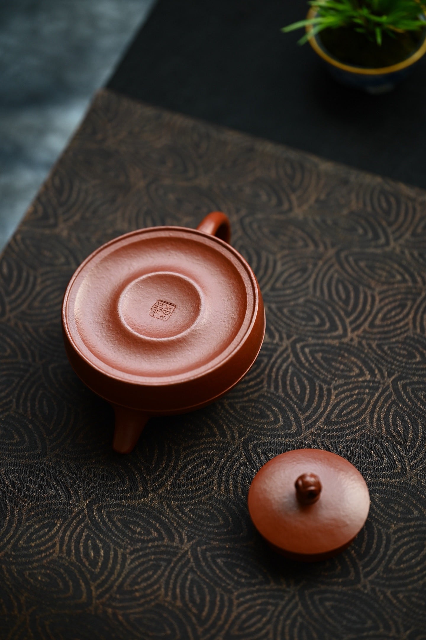 Jin Xiu Ban Yue    150cc   - Yixing Zisha Purple Clay Teapot