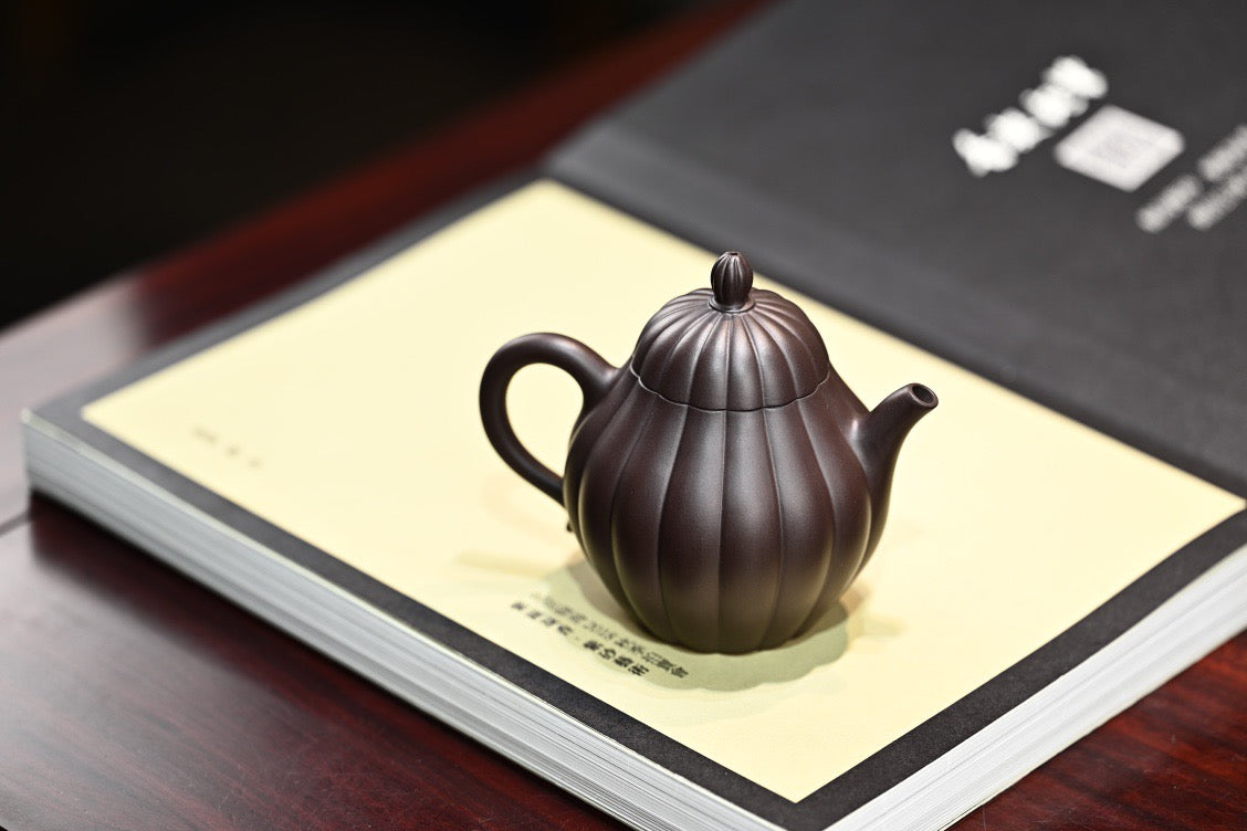 Qiu Shui     150cc   - Yixing Zisha Purple Clay Teapot