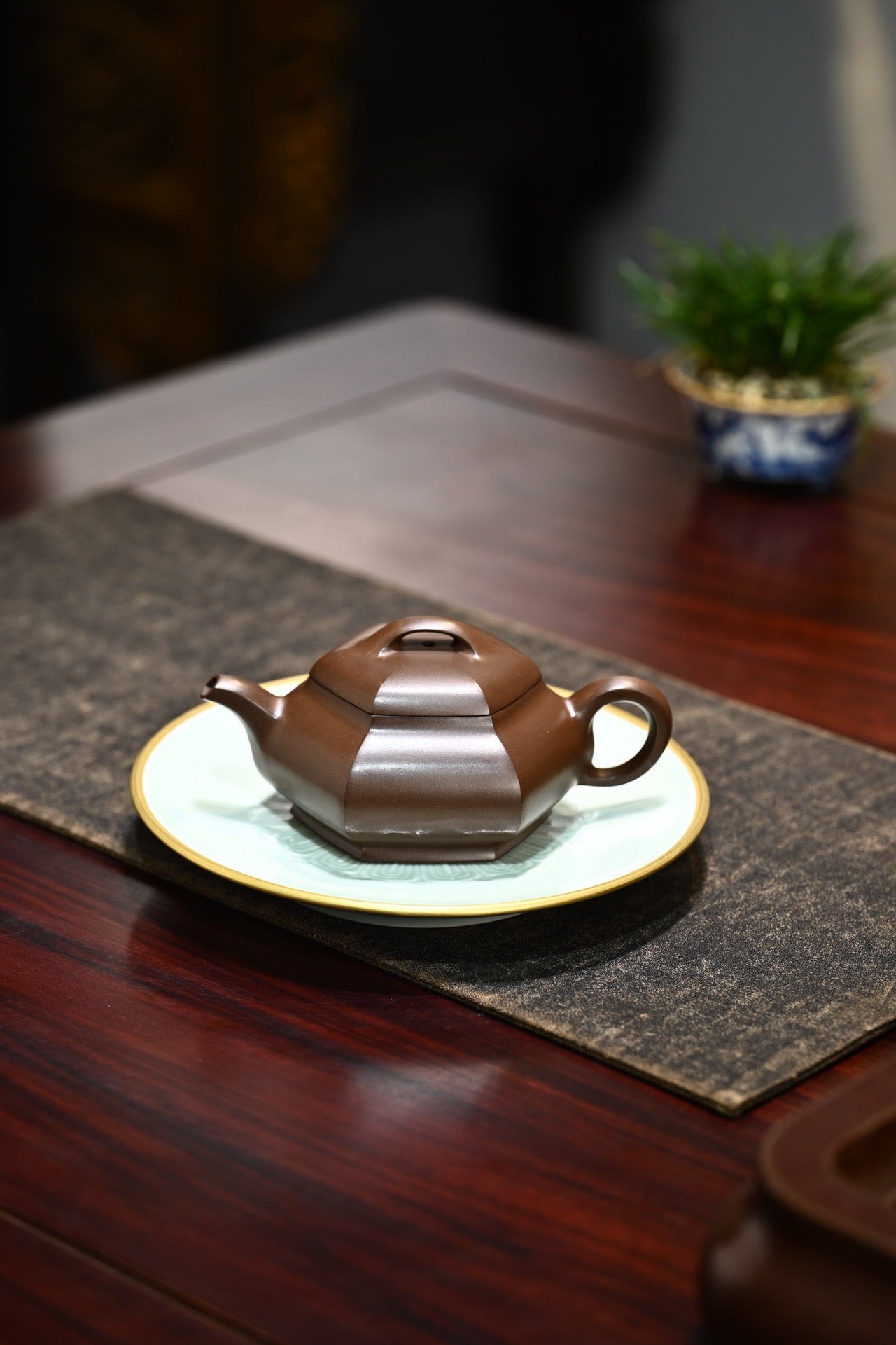 Liu Fang Ju Shi      230cc   - Yixing Zisha Purple Clay Teapot