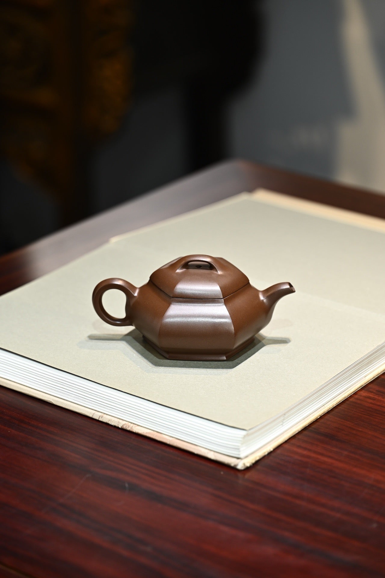 Liu Fang Ju Shi      230cc   - Yixing Zisha Purple Clay Teapot