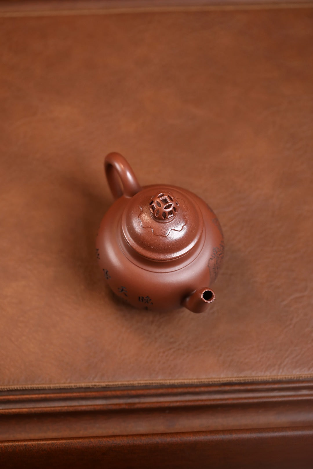 Da Zhi Hu      260cc   - Yixing Zisha Purple Clay Teapot