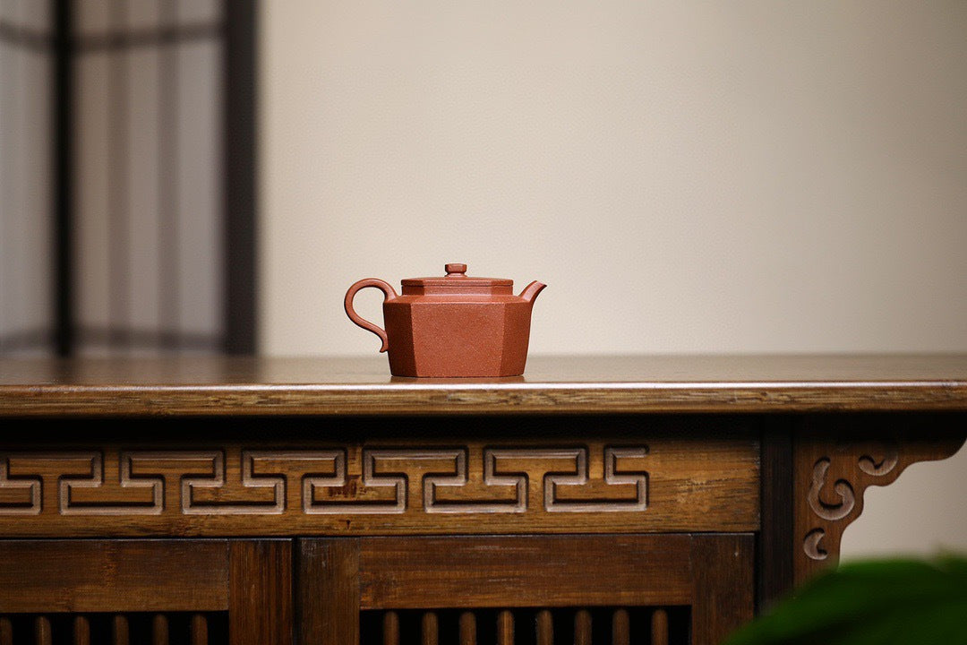 Liu Fang Yun Tai       120cc   - Yixing Zisha Purple Clay Teapot