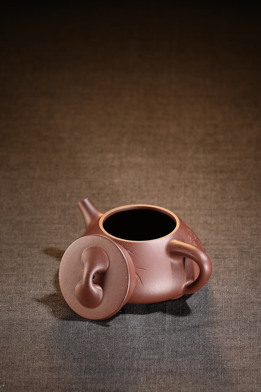Jing Zhou Shi Piao     200cc   - Yixing Zisha Purple Clay Teapot